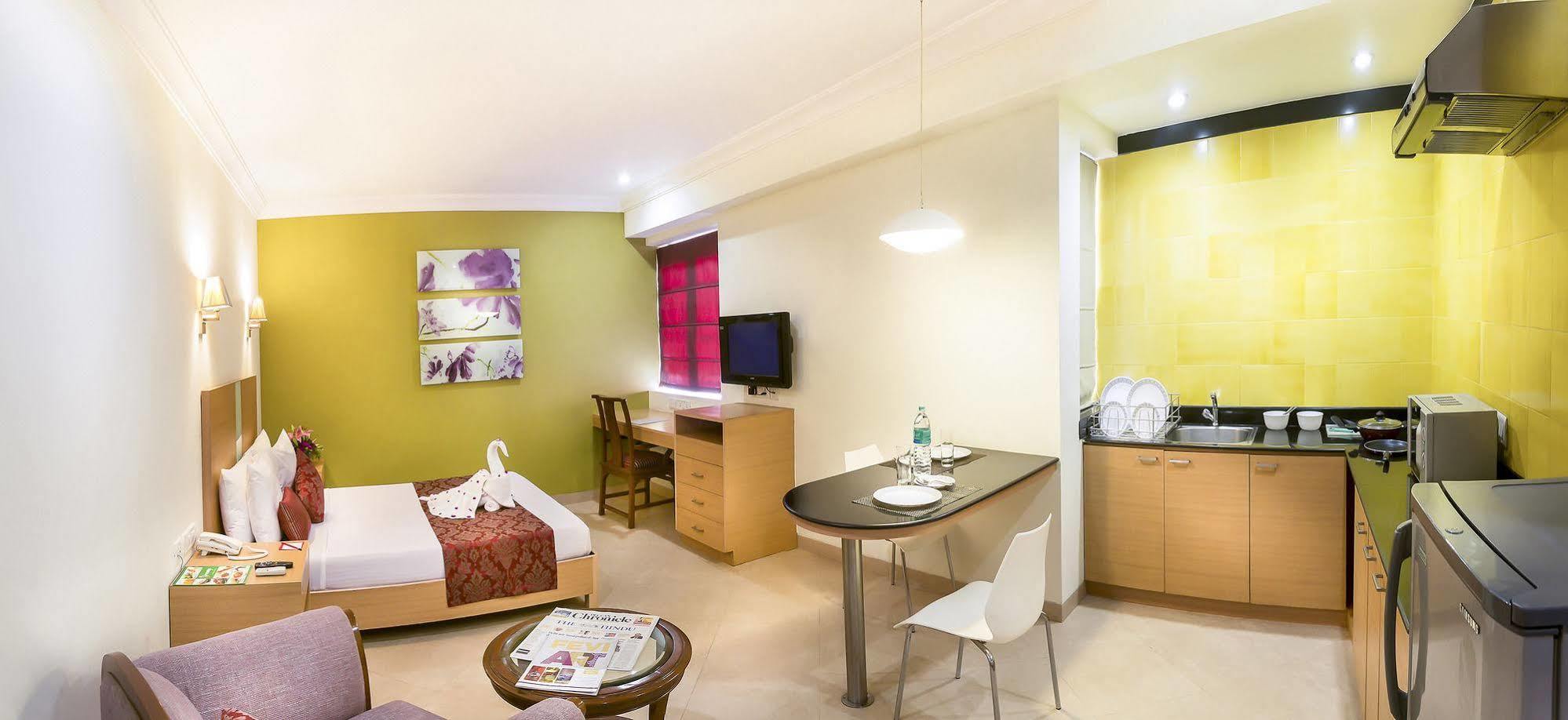The Lotus Apartment Hotel, Burkit Road Chennai Eksteriør billede